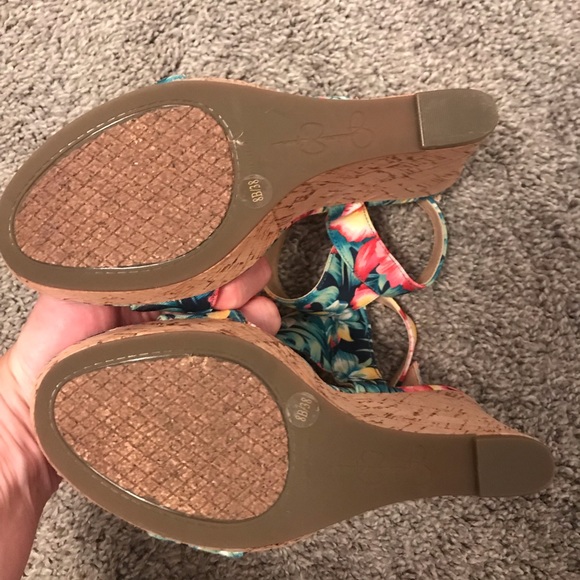 Fun floral summer sandals! - Picture 4 of 4